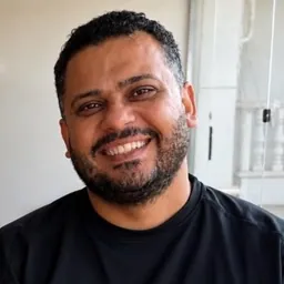 علي علام — الشريك المؤسس، قاد البناء التقني